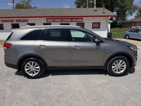 Used 2017 Kia Sorento FWD w/ LX Convenience Package image 2
