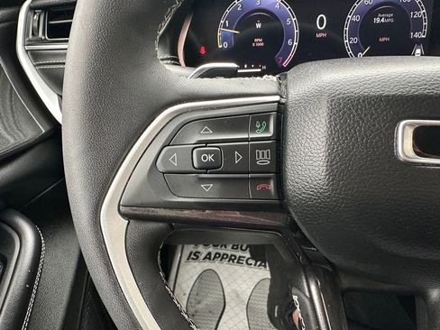 Used 2023 Jeep Grand Cherokee Laredo w/ Luxury Tech Group I AWD/4WD image 3