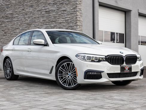 Used 2020 BMW 530e xDrive 530e xDrive iPerformance Plug- w/ M Sport Package image 2