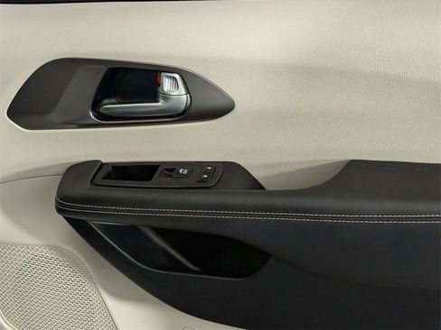 Used 2024 Chrysler Pacifica Touring-L image 32