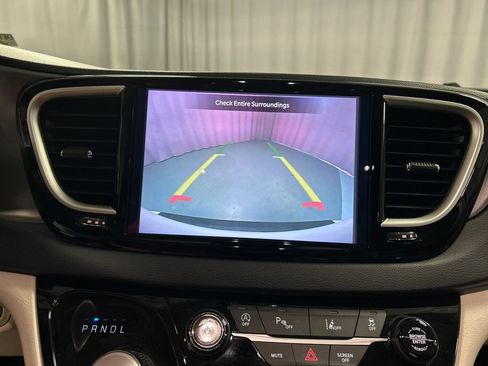 Used 2024 Chrysler Pacifica Touring-L FWD image 18