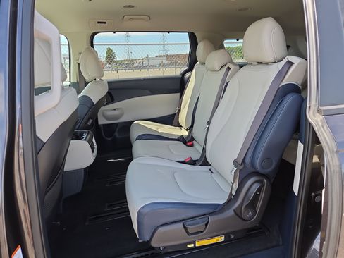 Used 2025 Kia Carnival EX FWD image 8