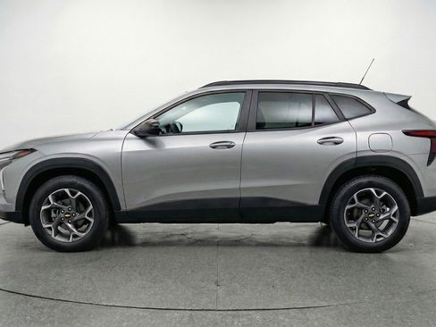 Used 2025 Chevrolet Trax LT image 3