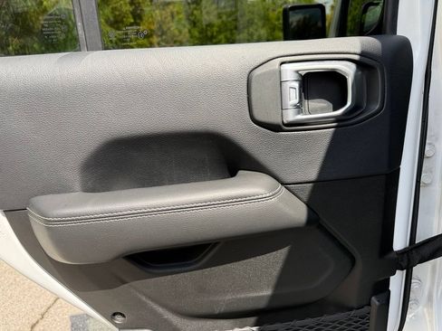 Used 2019 Jeep Wrangler Unlimited Sahara AWD/4WD image 36