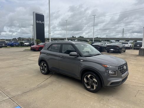 Used 2023 Hyundai Venue SEL FWD image 11
