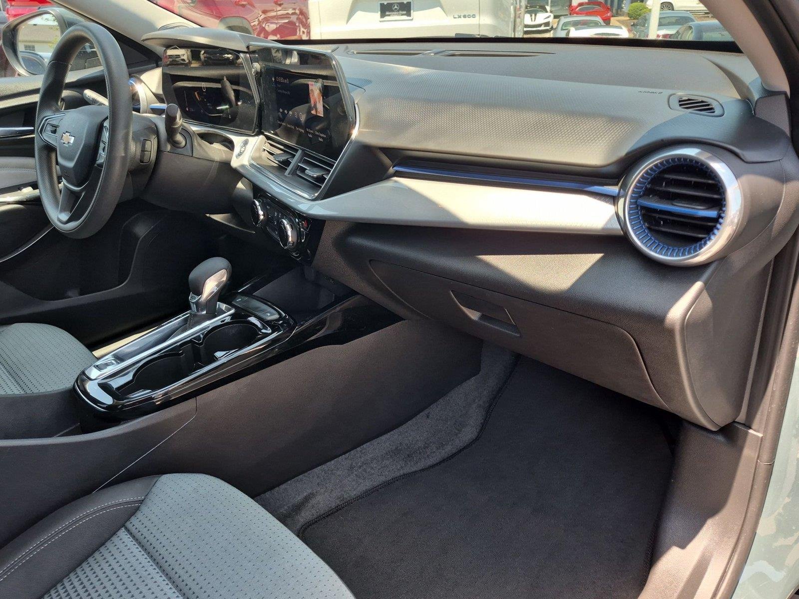 Used 2025 Chevrolet Trax LT FWD image 37