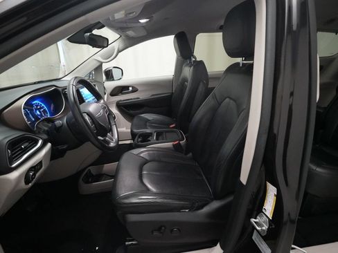 Used 2017 Chrysler Pacifica Touring-L w/ Tire & Wheel Group FWD image 7