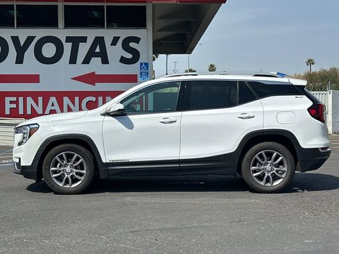 Used 2024 GMC Terrain SLT image 2