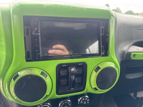Used 2017 Jeep Wrangler Unlimited Rubicon AWD/4WD image 19