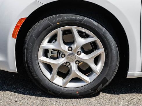 Used 2018 Chrysler Pacifica Touring Plus w/ Tire & Wheel Group FWD image 11