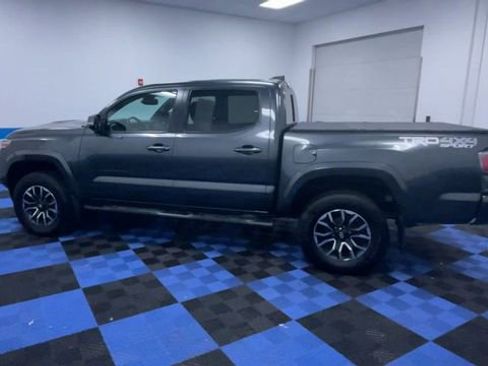 Used 2022 Toyota Tacoma TRD Sport w/ TRD Premium Sport Package image 5