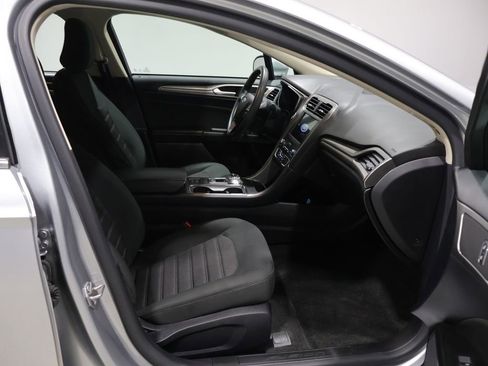 Used 2020 Ford Fusion SE image 4