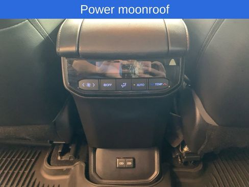 Used 2022 Toyota Highlander XLE image 12