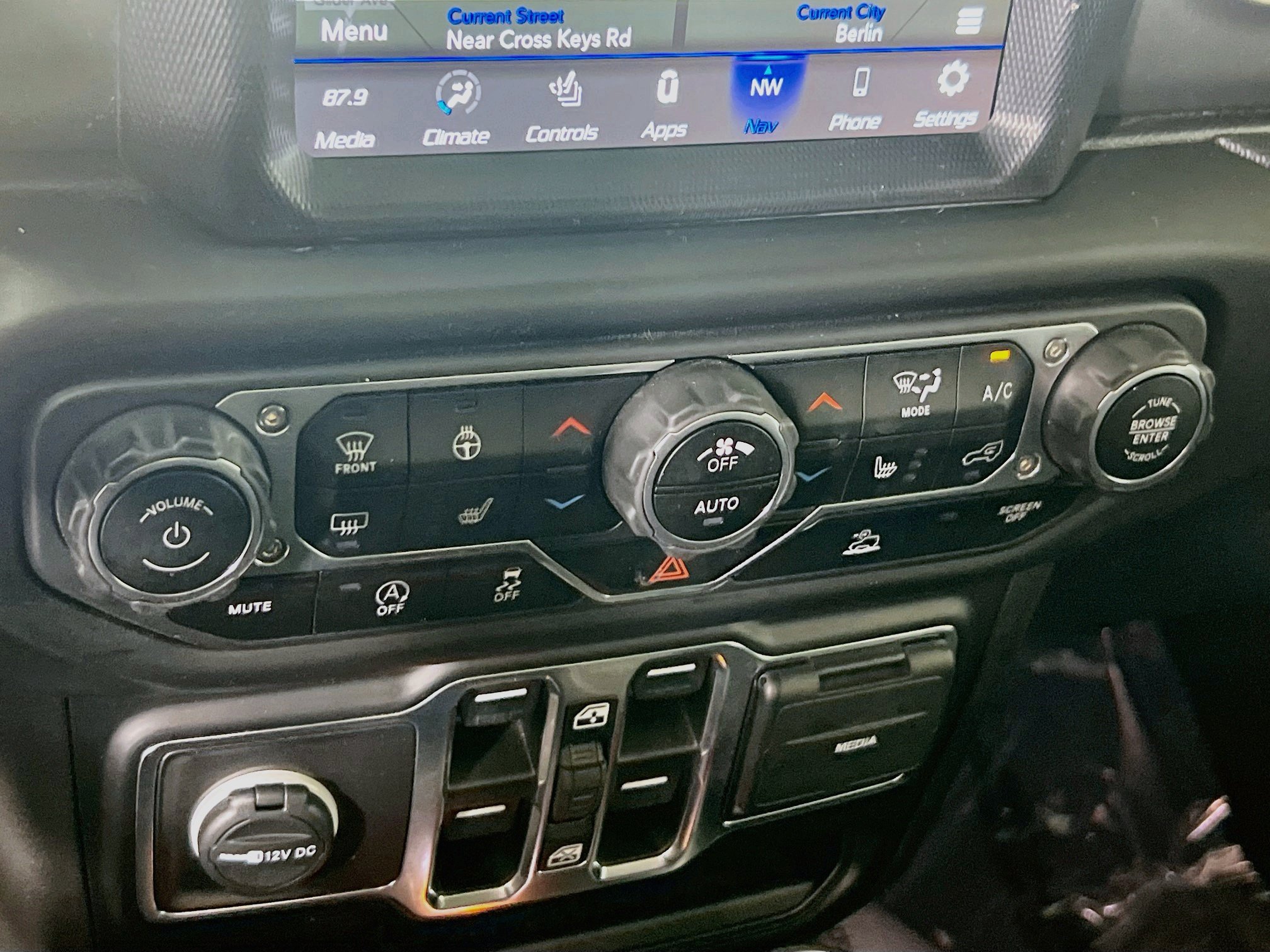 Used 2023 Jeep Gladiator Sport AWD/4WD image 16