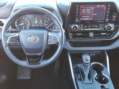 Used 2021 Toyota Highlander XLE image 32