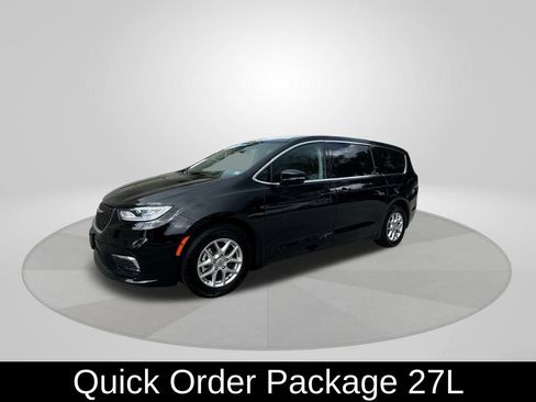 Used 2024 Chrysler Pacifica Touring-L FWD image 3