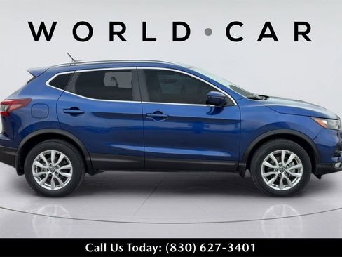 Used 2021 Nissan Rogue Sport SV image 2