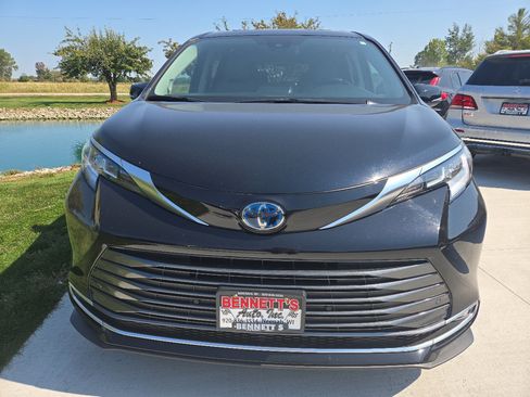 Used 2021 Toyota Sienna Limited image 2
