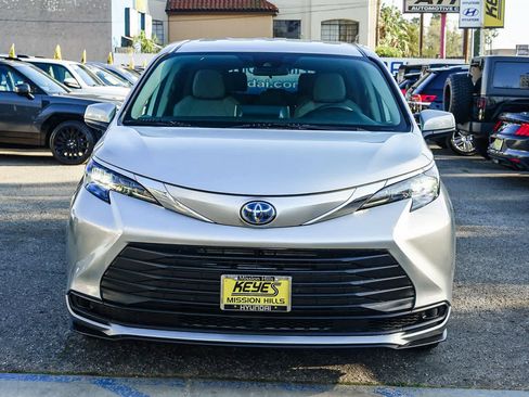 Used 2024 Toyota Sienna LE image 6