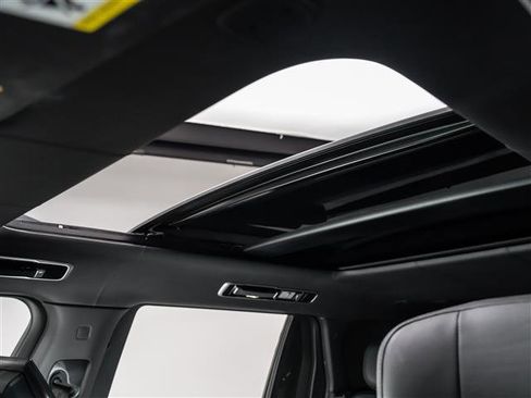 Used 2025 Land Rover Range Rover Long Wheelbase Autobiography image 18