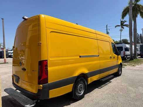 Used 2021 Mercedes-Benz Sprinter 2500 image 7