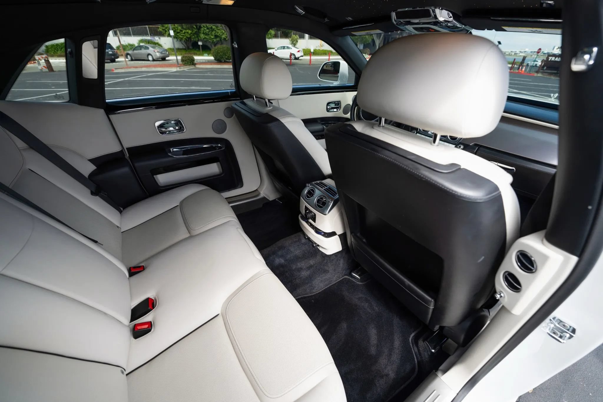Used 2018 Rolls-Royce Ghost RWD image 30