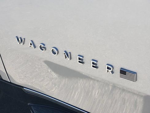 Used 2025 Jeep Wagoneer 4WD image 12