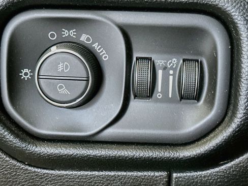 Used 2022 RAM 1500 Laramie AWD/4WD image 16