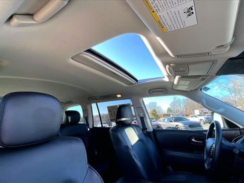 Used 2023 Nissan Armada SL w/ Captain's Chairs Package image 24