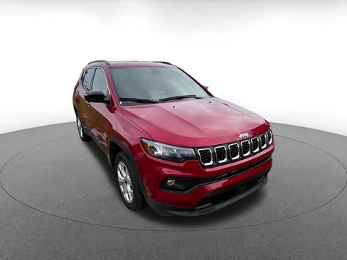 Used 2025 Jeep Compass Latitude AWD/4WD image 3