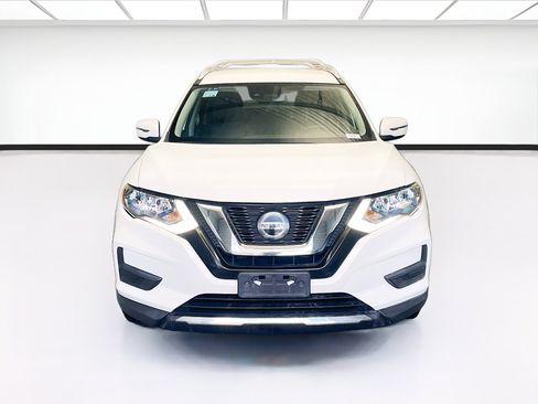Used 2020 Nissan Rogue SV image 2