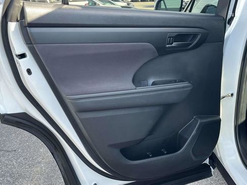 Used 2023 Toyota Highlander L image 17