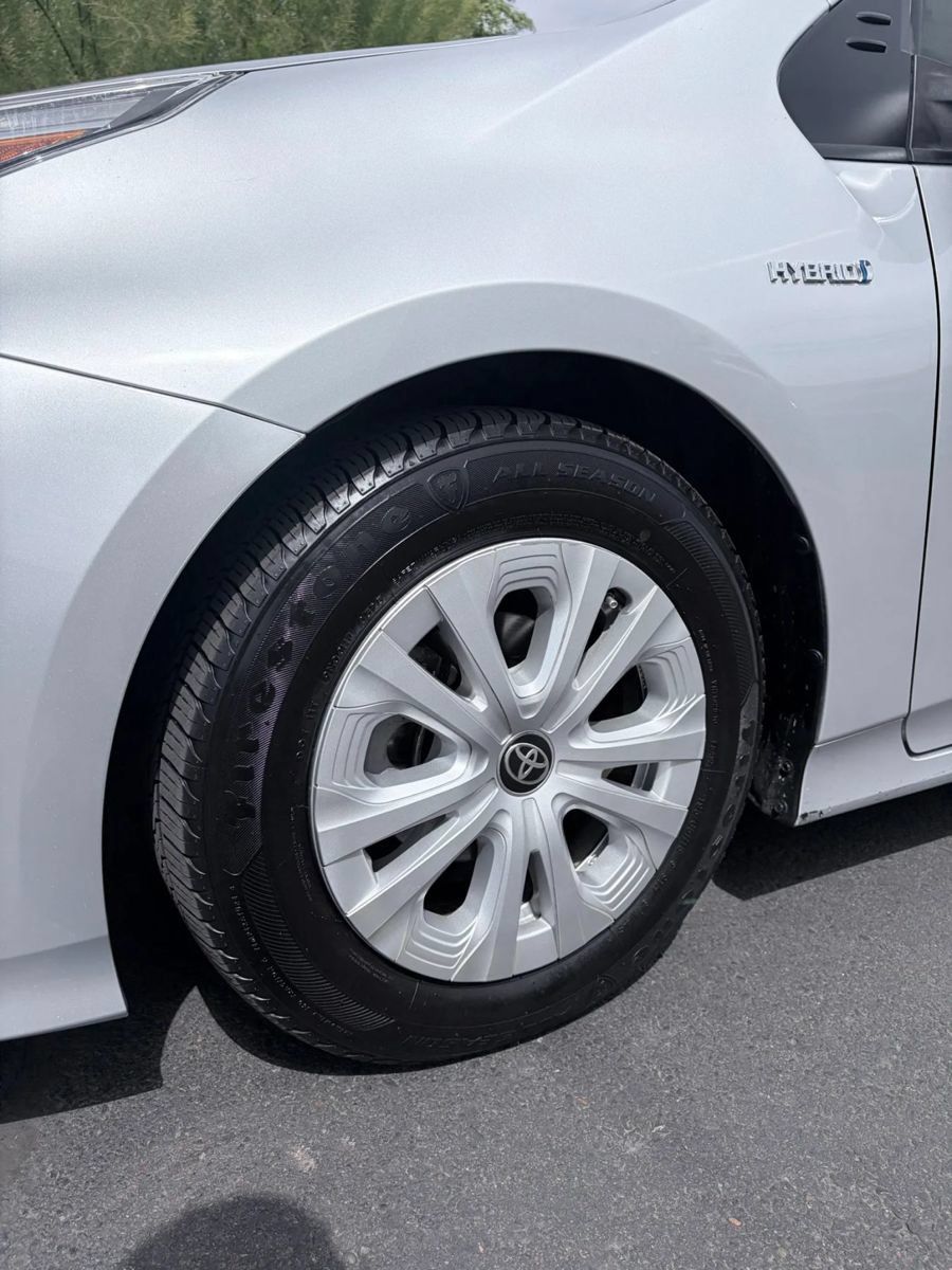 Used 2021 Toyota Prius L Eco FWD image 9