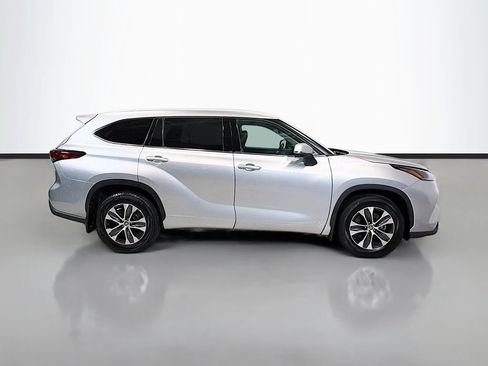 Used 2022 Toyota Highlander XLE AWD/4WD image 10