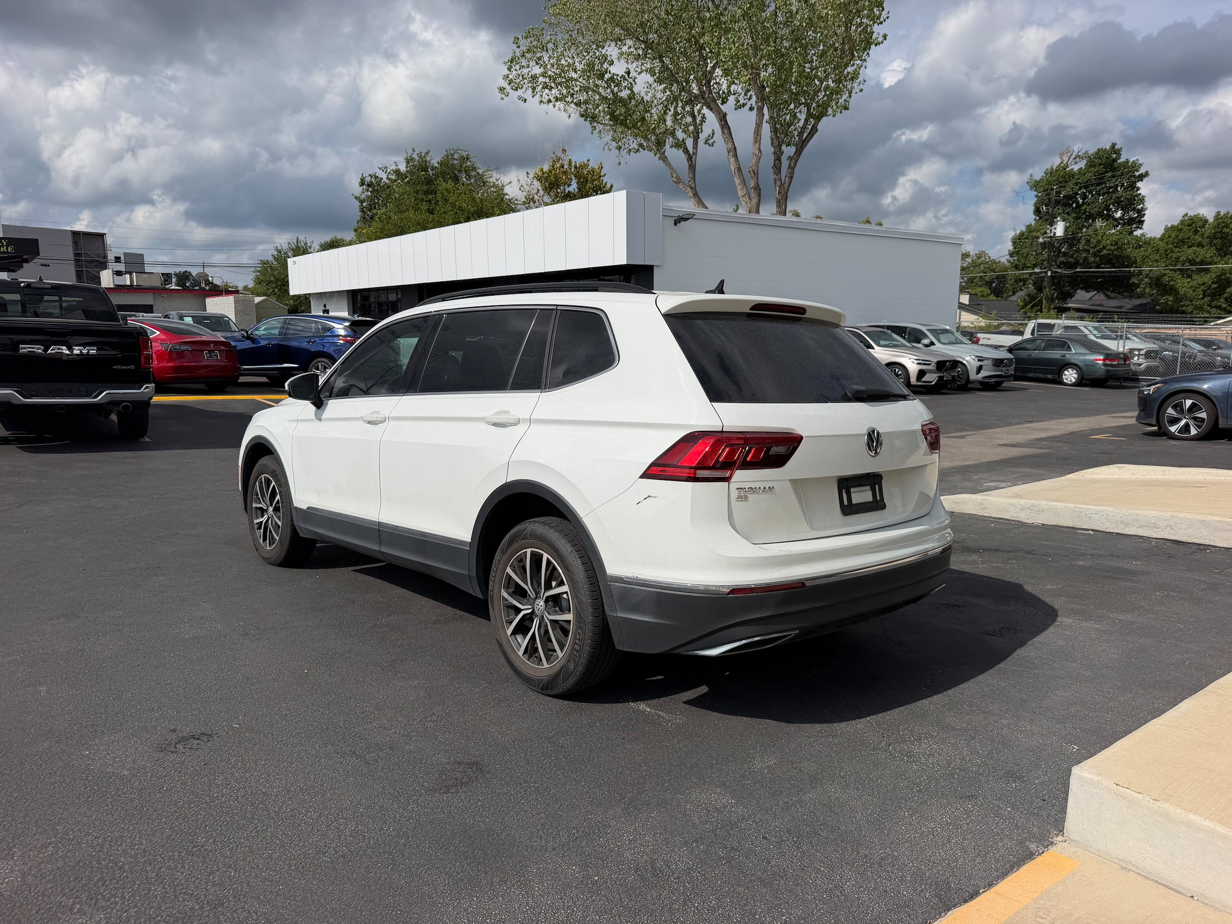 Used 2021 Volkswagen Tiguan SE FWD image 4