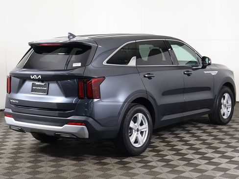 Used 2024 Kia Sorento LX FWD image 9