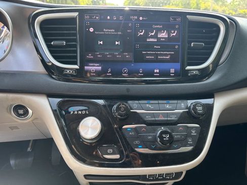 Used 2022 Chrysler Pacifica Touring-L FWD image 21