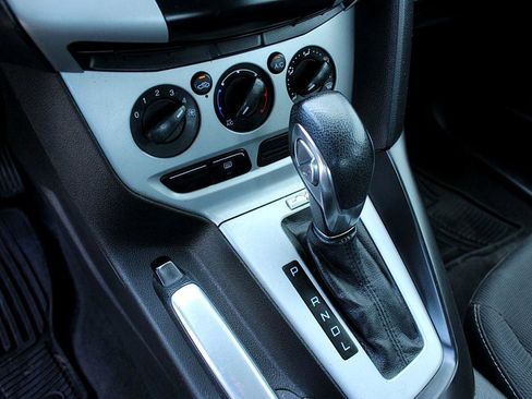 Used 2013 Ford Focus SE w/ SE Winter Pkg image 11