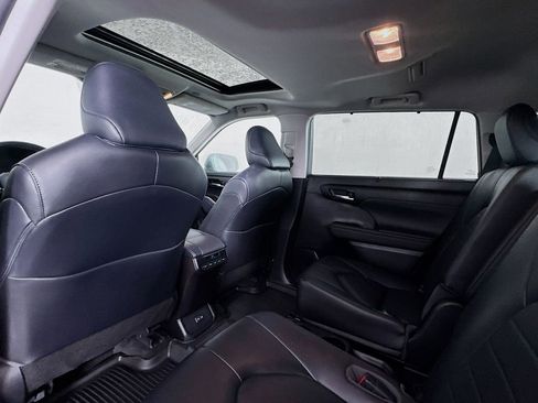 Used 2023 Toyota Highlander XLE image 18