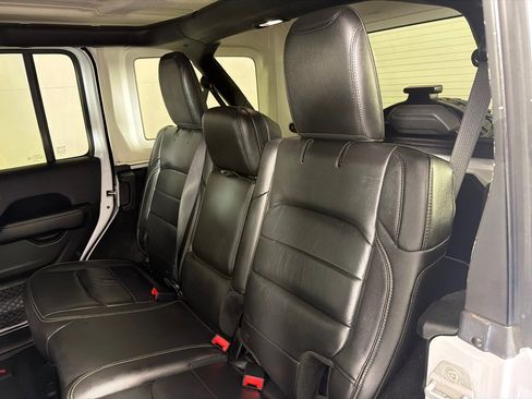 Used 2018 Jeep Wrangler Unlimited Sahara AWD/4WD image 20