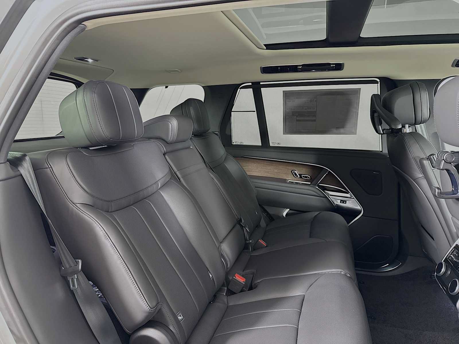 New 2026 Land Rover Range Rover Long Wheelbase SE AWD/4WD image 28