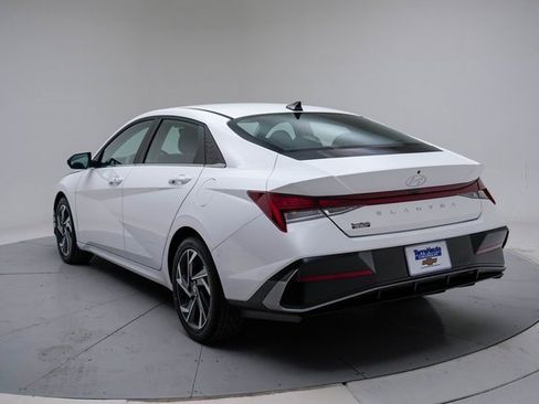 Used 2025 Hyundai Elantra SEL image 3