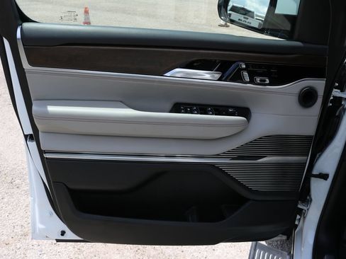 Used 2022 Jeep Grand Wagoneer Series I AWD/4WD image 12