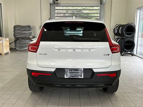 Certified 2024 Volvo XC40 B5 Core image 3