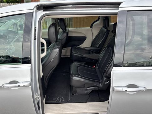 Used 2024 Chrysler Pacifica Touring-L FWD image 10