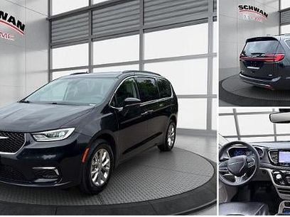 Used 2022 Chrysler Pacifica Touring-L w/ Uconnect Theater Family Group