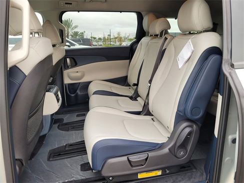 New 2026 Kia Carnival EX image 7