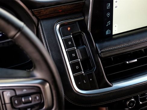 Used 2023 Chevrolet Suburban Premier image 22