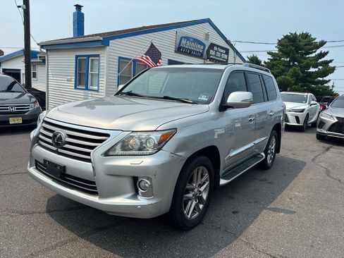 Used 2013 Lexus LX 570 4WD w/ Luxury Pkg w/Pre-crash image 11
