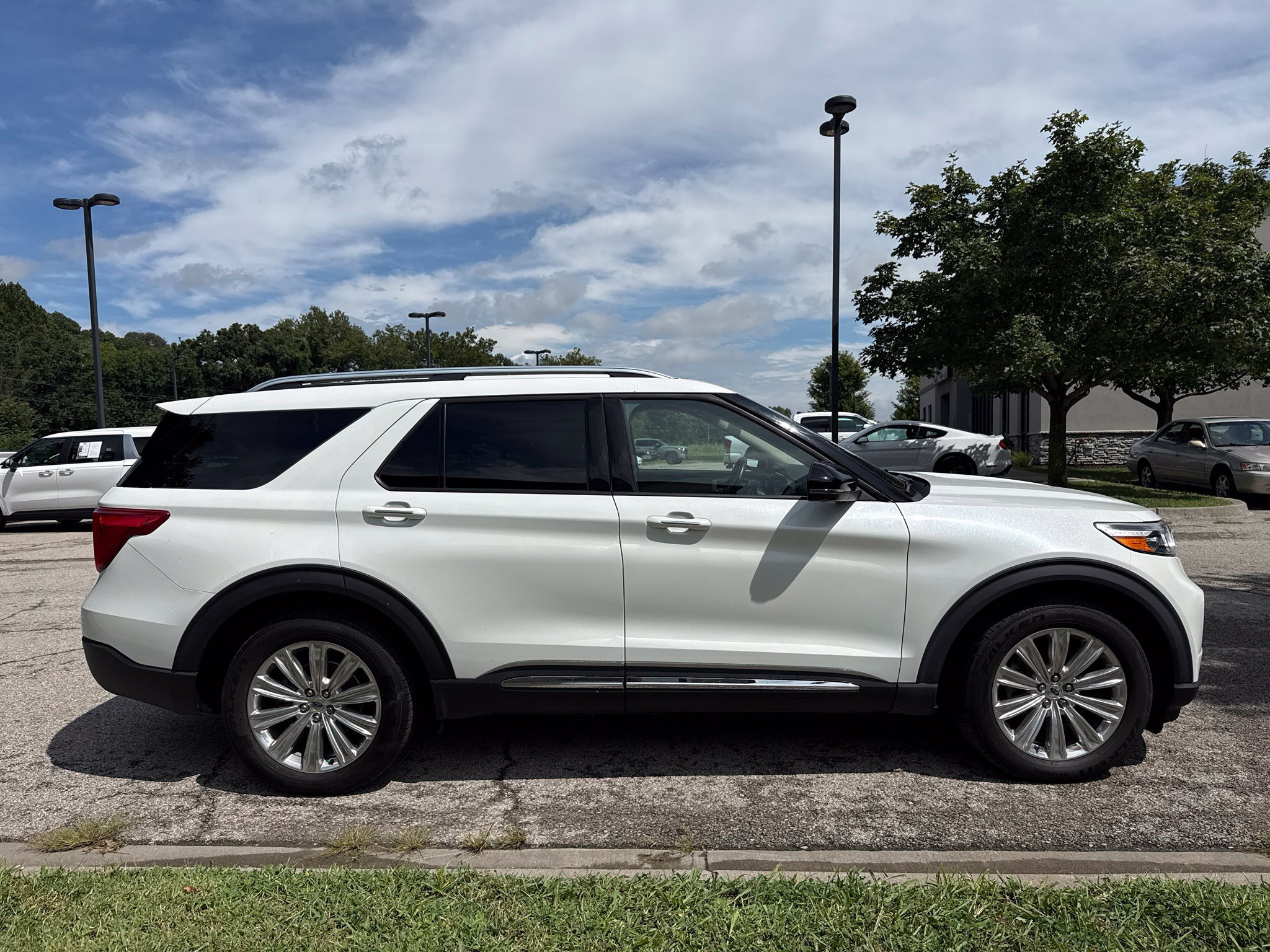 Used 2020 Ford Explorer Limited AWD/4WD image 4